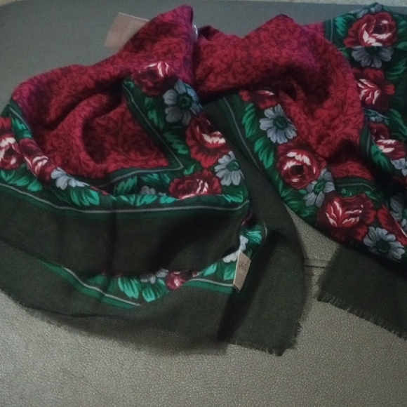 💙3/$15 NWT GLENTEX FASHION SCARF Floral Red and Green Scarf - Picture 1 of 4